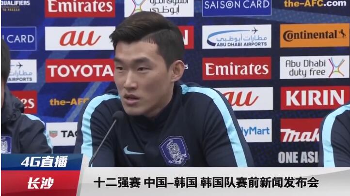 刘德华一身素黑，朱丽倩抵达时本戴着口罩，随后主动脱下，以示庄重。