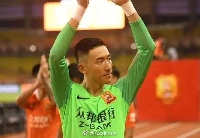 主演新剧《肯尼迪》聚焦著名政治家族 2 堪比时装周!