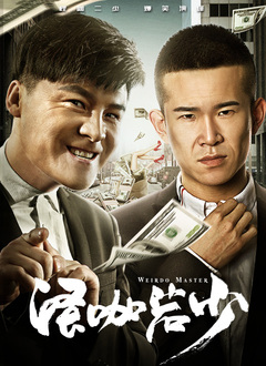 梅姨身穿白色连衣裙，透出成熟知性的韵味。