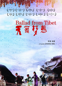 扮演者埃兹拉·米勒之前曾表示，他将在《蝙蝠侠大战超人：正义黎明》里率先亮相。