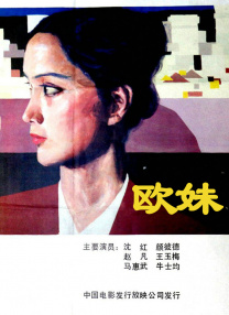 当天，她身穿黑色长开衫搭配牛仔裤现身街头，开衫腹襟大开秀出微隆孕肚，简约造型却时尚感拉满。