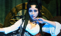 印度悬疑片《天作迷案》展映 2019-04-09 印度犯罪悬疑电影《天作迷案》亮相第九届北京国际电影节，已于“一带一路 超越宝莱坞”单元展映，此次展映这部经典宝莱坞电影首度登陆国内大银幕，让中国观众在北影节期间领略印度宝莱坞经典电影的魅力，更有观 青少年电影《移动迷宫》发人物海报 末日感明显 2014-09-05 由韦斯·波尔所执导的青少年反乌托邦题材的影片《移动迷宫》日前公布了数张人物海报，在这些海报上，我们能看到影片的主演们每一个都衣衫褴褛，伤痕累累，面部表情异常凝重和劳累。