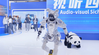 据悉导演曾反对执导歌舞片，直到看到爱乐之城后才下定决心。